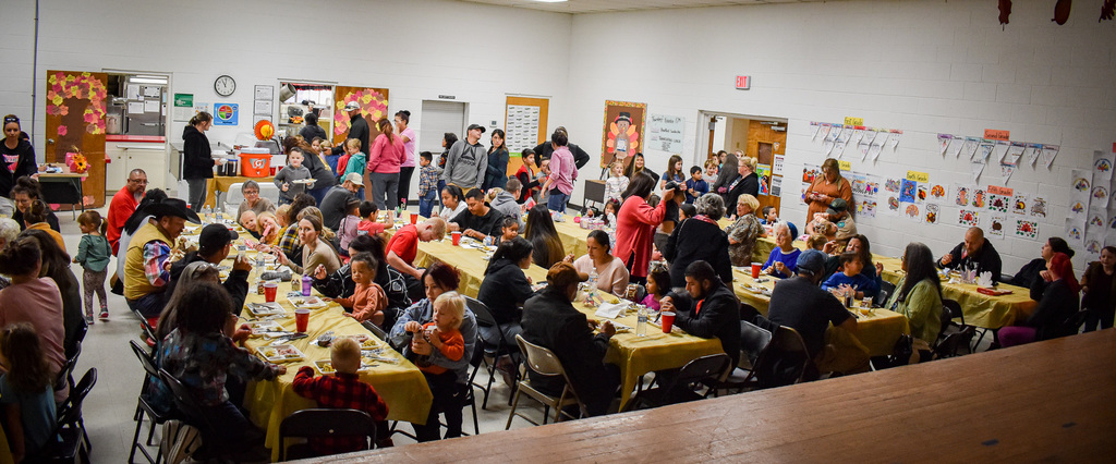 families eating thanksgiving lunch